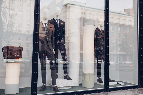 Vetrina di un negozio per abbigliamento da uomo.